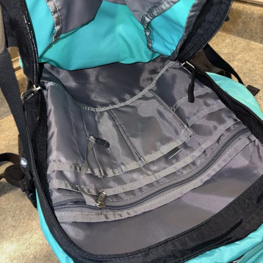 North Face Recon Women's Backpack School Work Hiking Padded Back Very Good Cond.